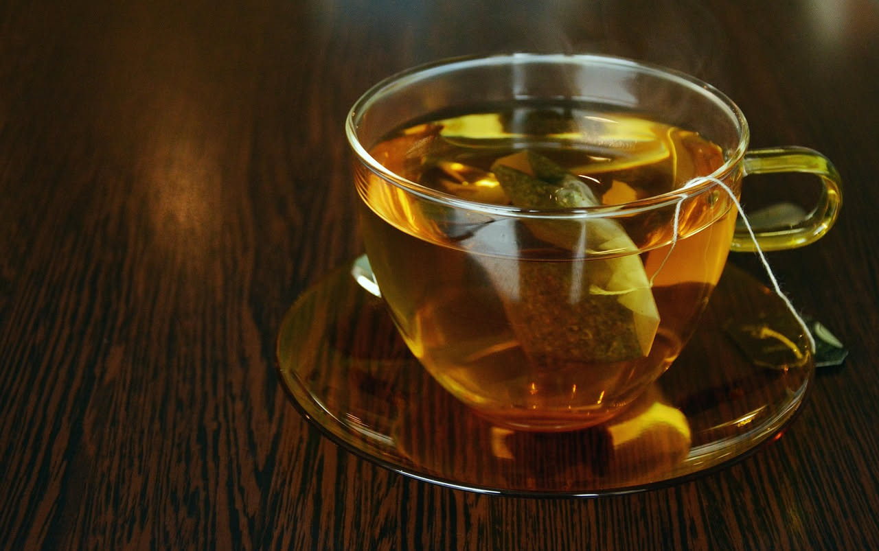 Dopo il pranzo abbondante? Queste 3 tisane risolvono davvero il gonfiore