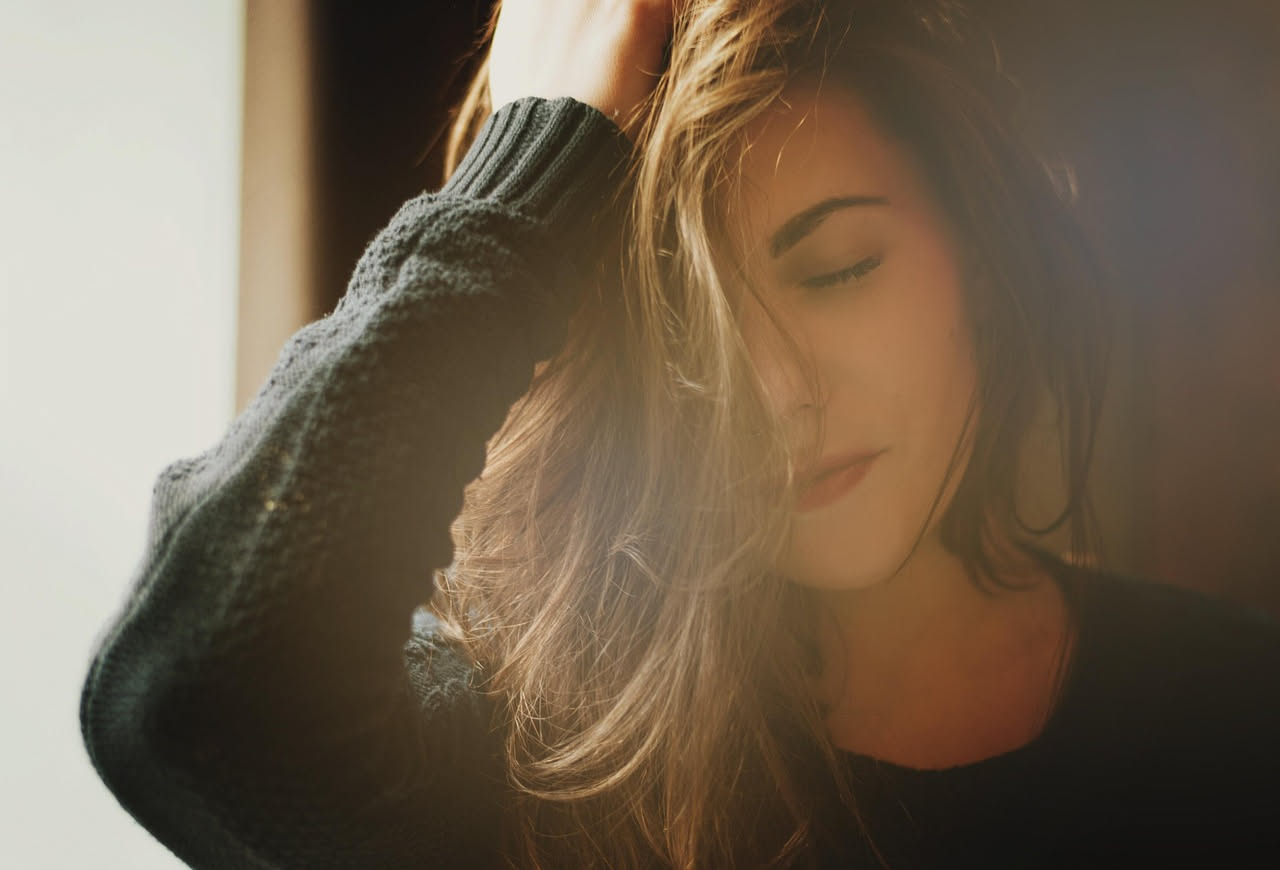Capelli a primavera: cosa cambia sul cuoio capelluto