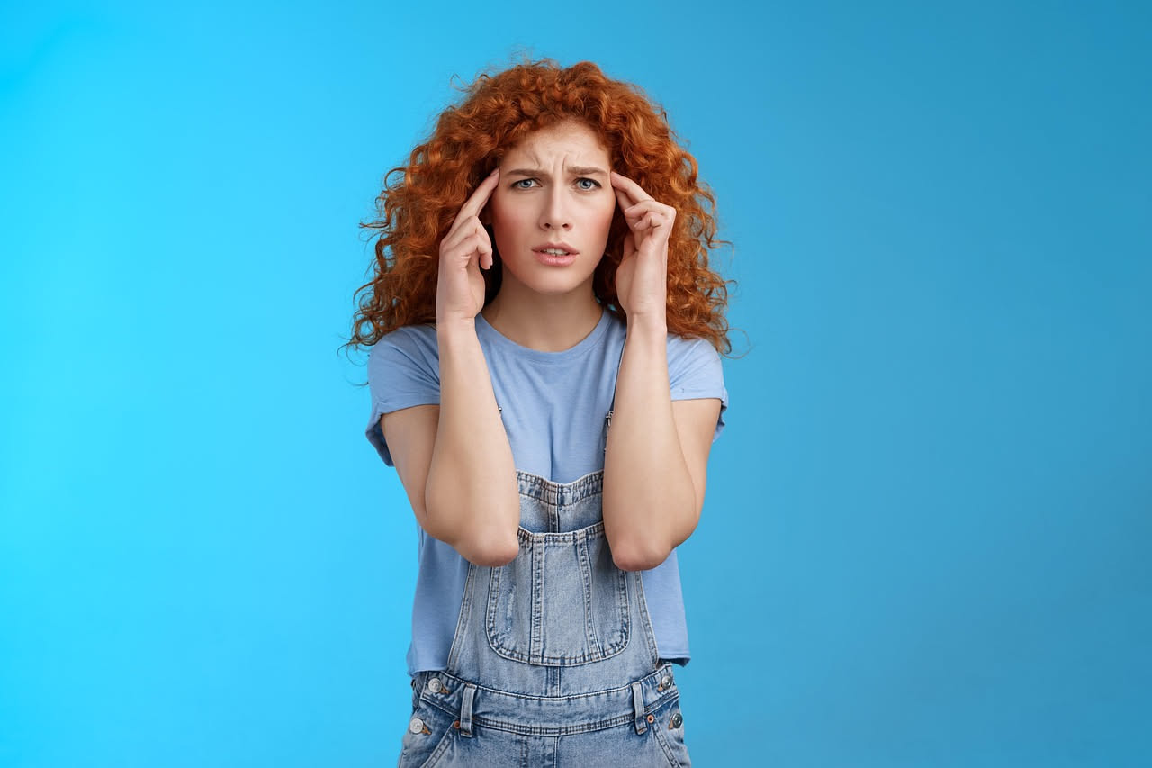 Mal di testa in primavera: perché aumenta con il cambio di stagione