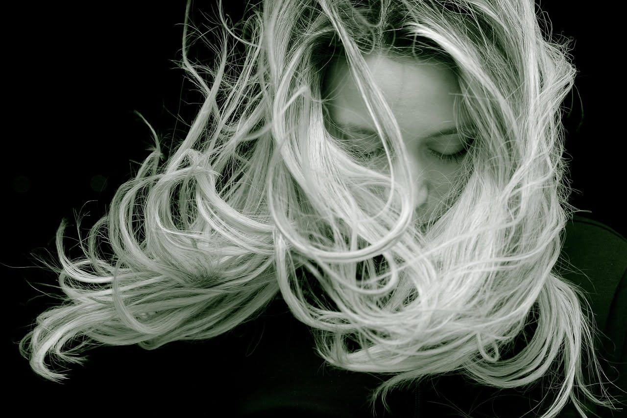 Caduta dei capelli in primavera: cosa accade al cuoio capelluto