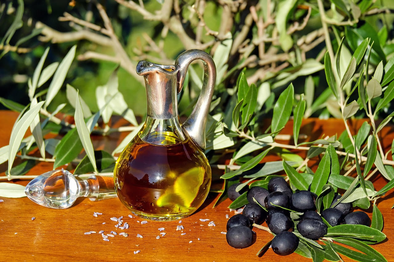 Olio di oliva: proprietà, benefici e come usarlo in cucina