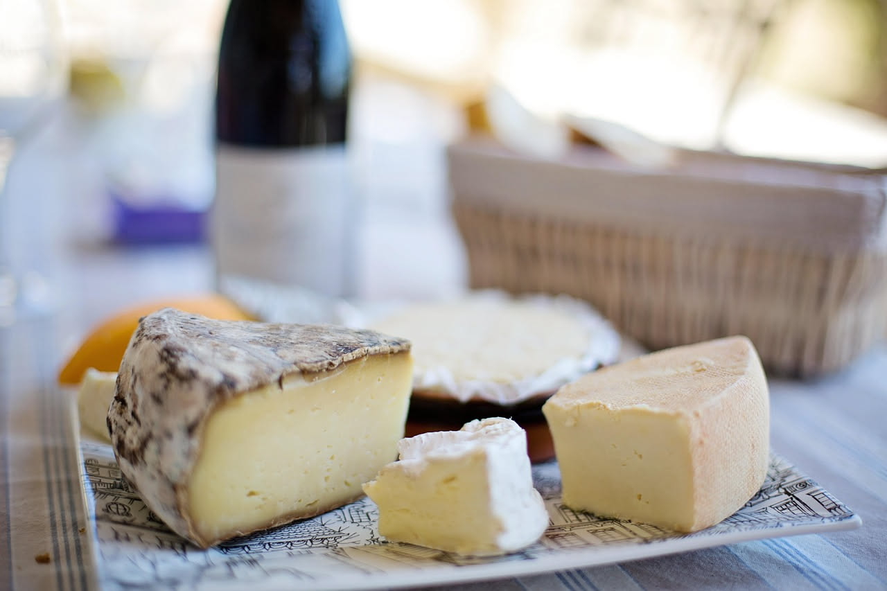 Cosa succede a chi mangia molto formaggio col colesterolo: attenzione