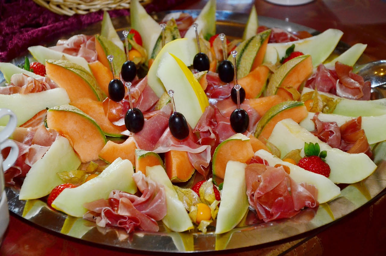 Cosa succede a chi mangia melone e prosciutto d'estate: cosa sapere