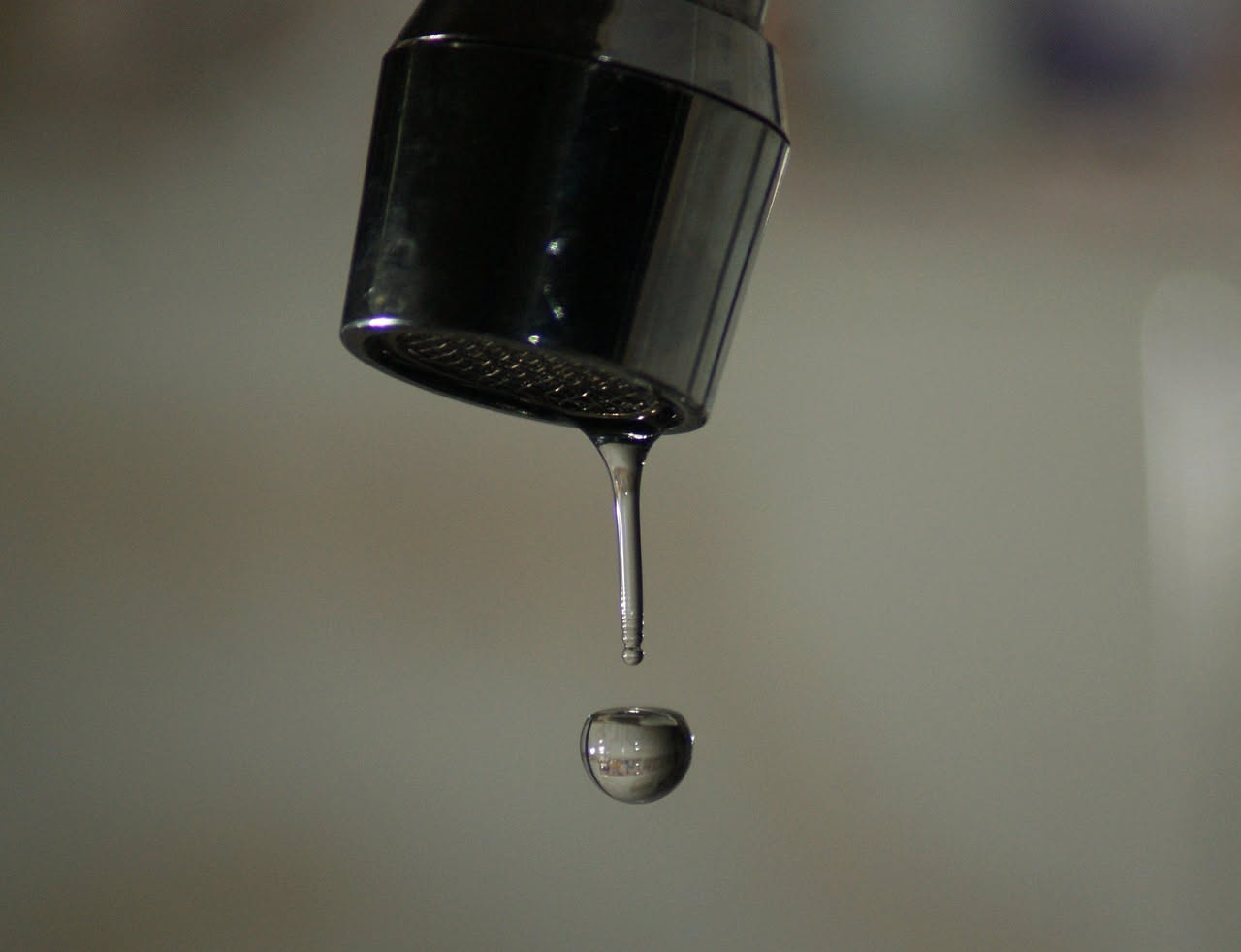 Cosa succede a chi beve poca acqua e suda molto: i rischi da sapere