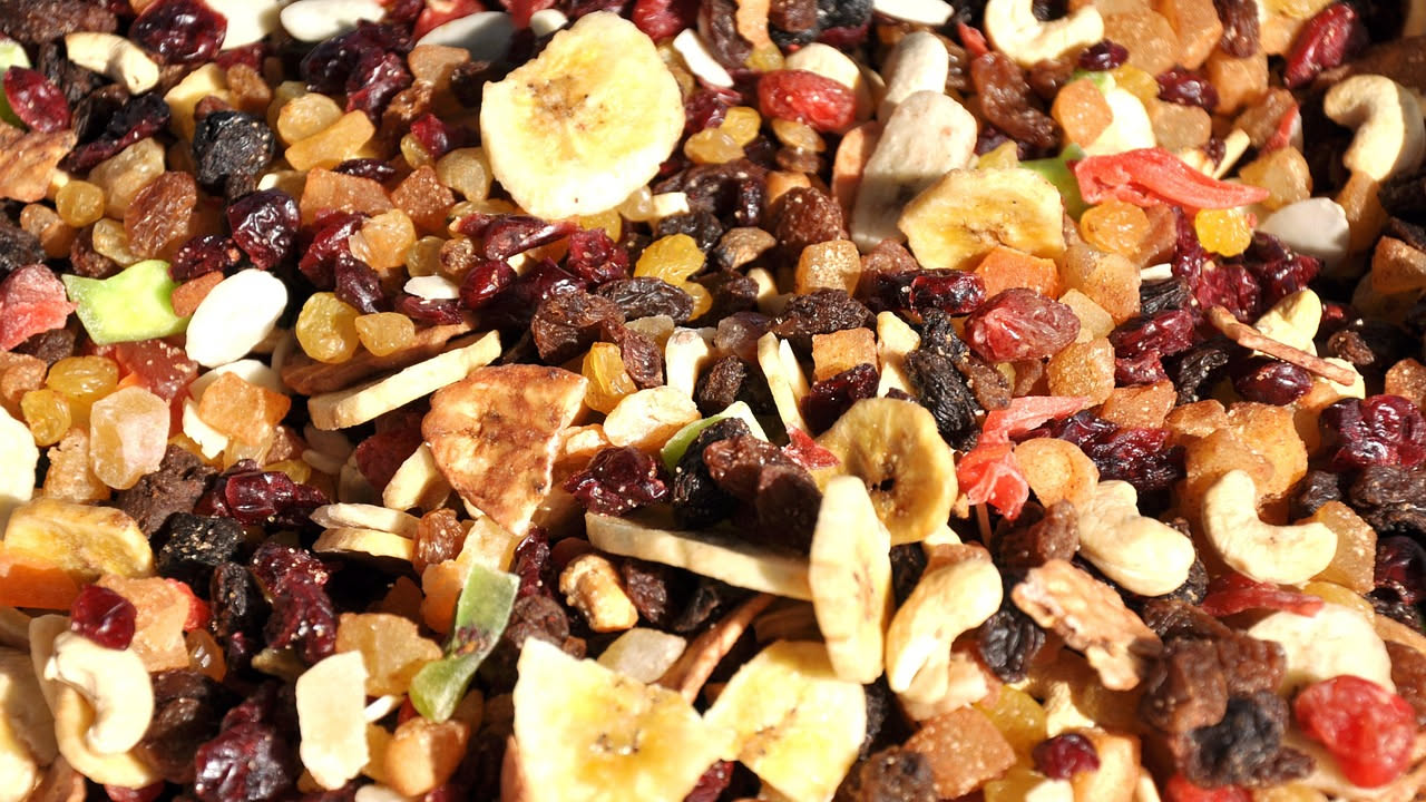 Cosa succede a chi mangia troppa frutta essiccata d'estate: cosa sapere