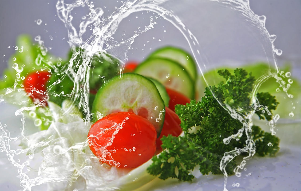 Cosa succede a chi mangia cibi ricchi di acqua d'estate: i benefici