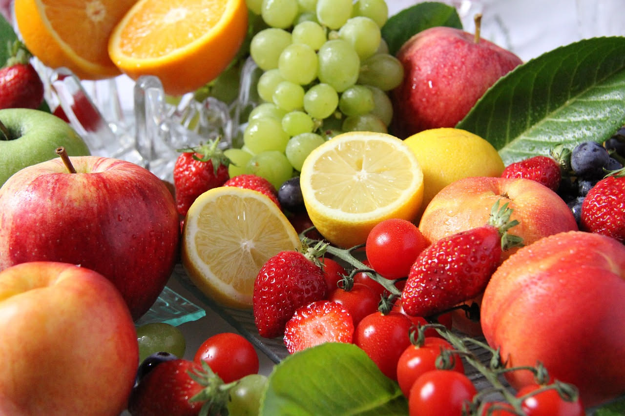 Cosa succede a chi mangia frutta a stomaco vuoto d'estate: cosa sapere