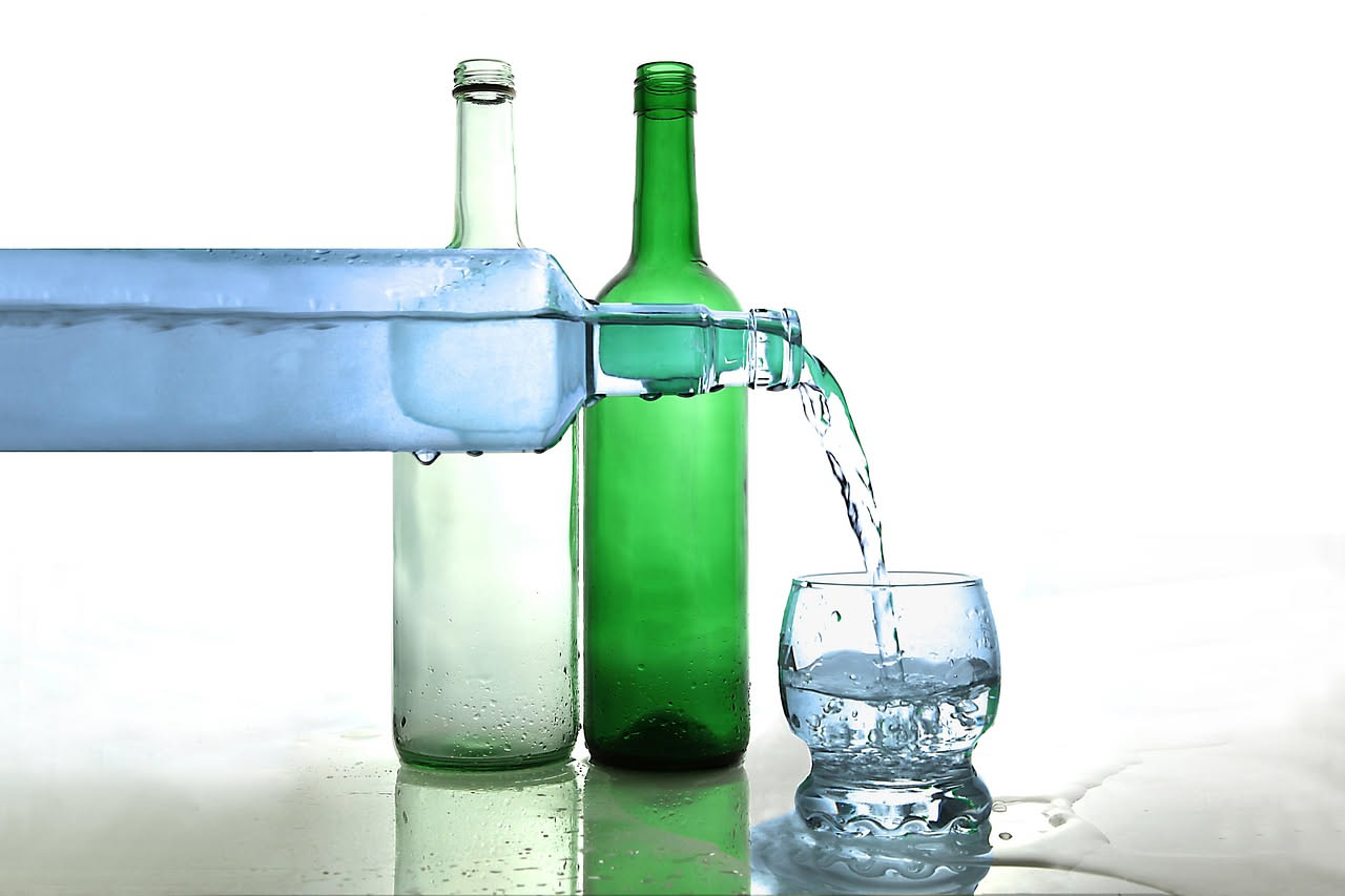 Cosa succede a chi beve acqua a temperatura ambiente: i benefici