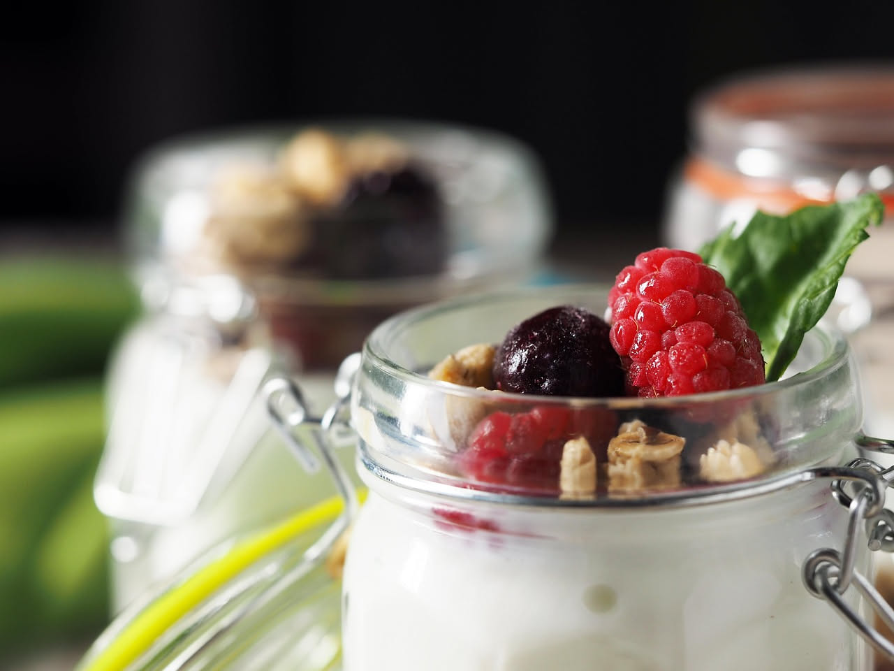 Cosa succede a chi mangia yogurt e frutta a merenda: i benefici