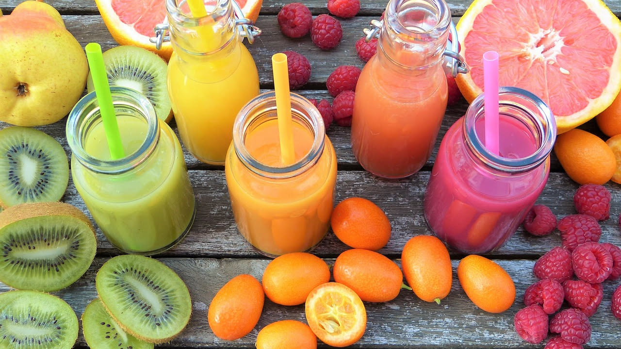 Cosa succede a chi beve troppi succhi di frutta: attenzione