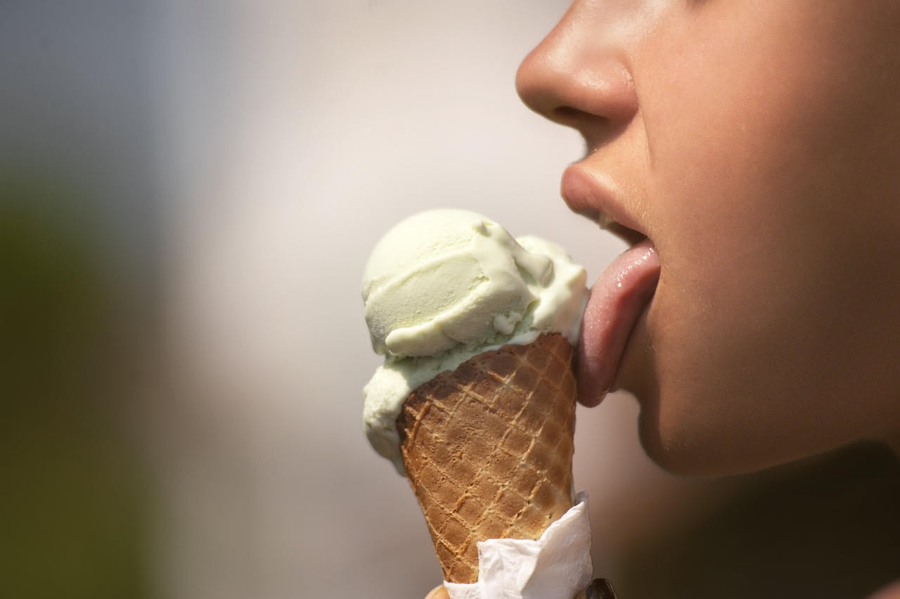 Cosa succede a chi mangia troppo pesante con il caldo: attenzione
