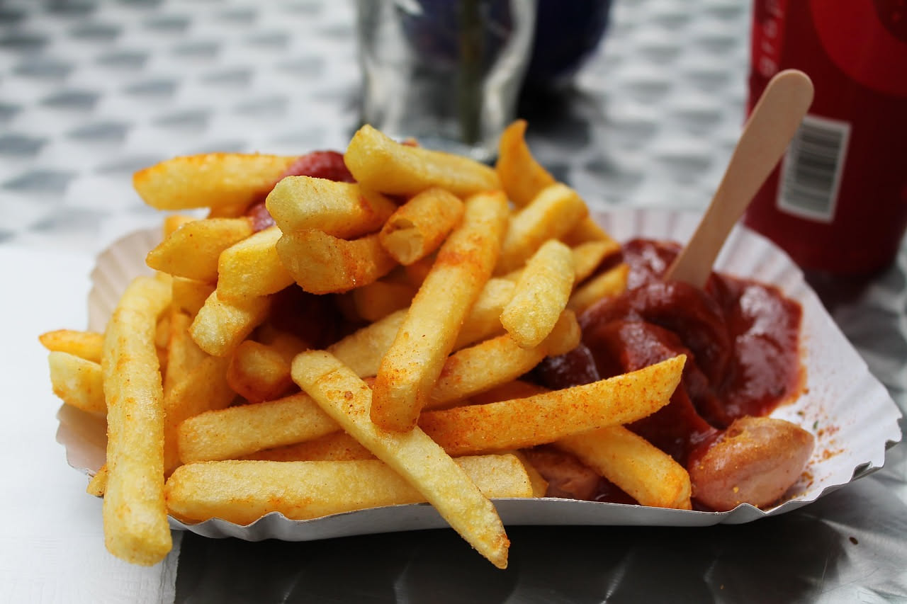 Cosa succede a chi mangia troppi cibi fritti d'estate: attenzione