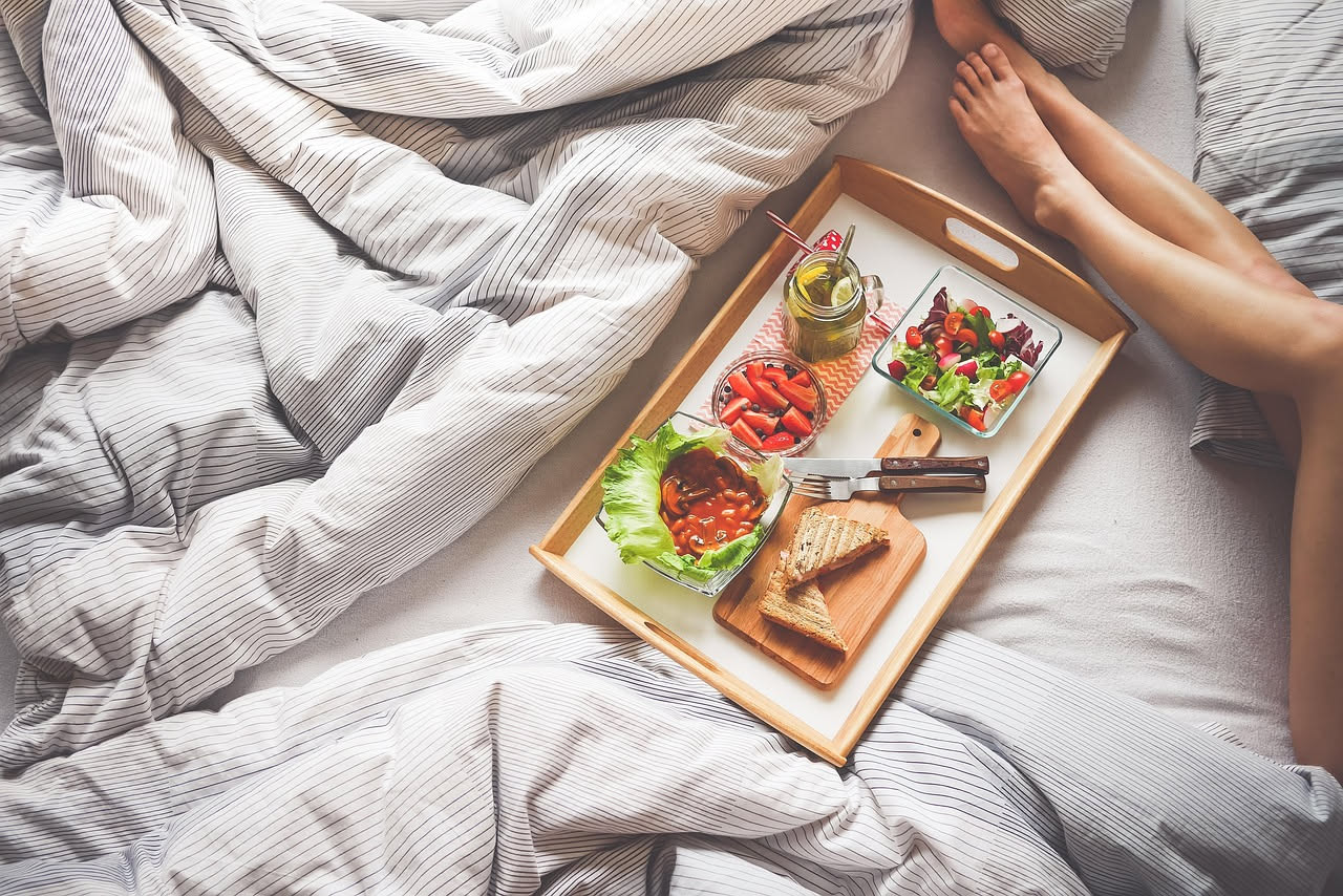 Cosa succede a chi mangia troppo tardi la sera d'estate: cosa sapere