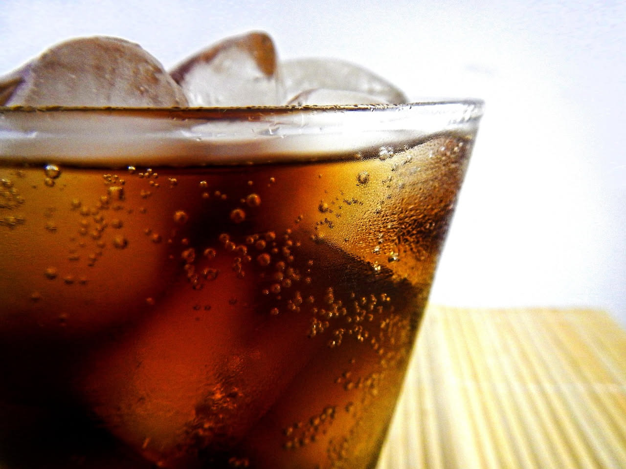 Cosa succede a chi beve solo bibite invece di acqua: attenzione