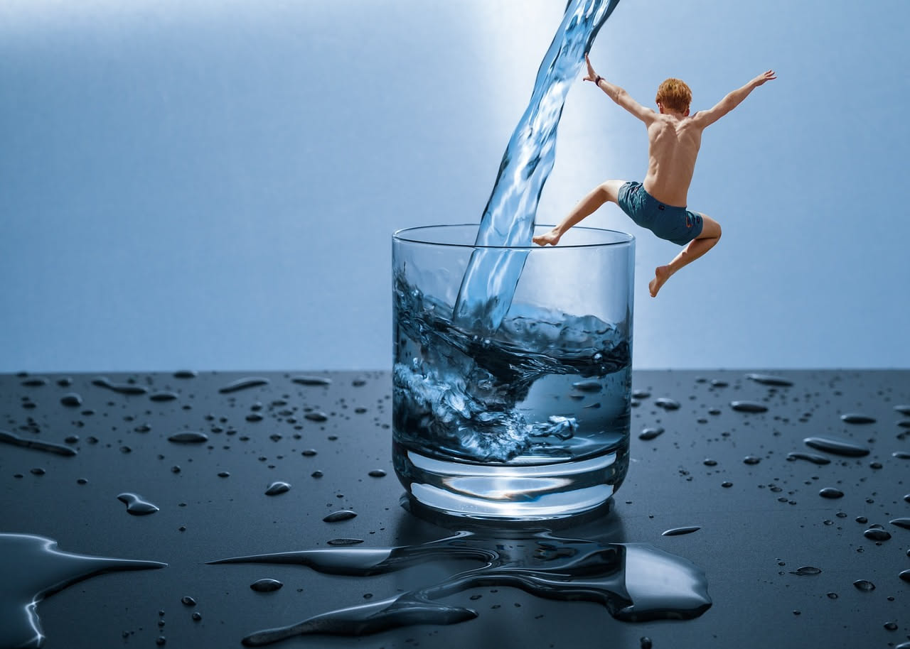 Cosa succede a chi beve troppa acqua zuccherata d'estate: attenzione