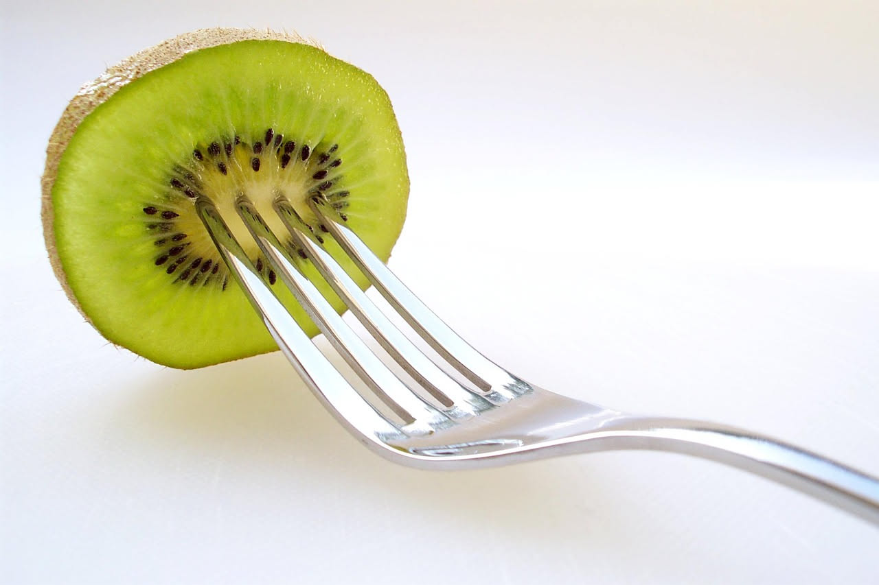 Cosa succede a chi mangia troppa frutta zuccherina d'estate: attenzione